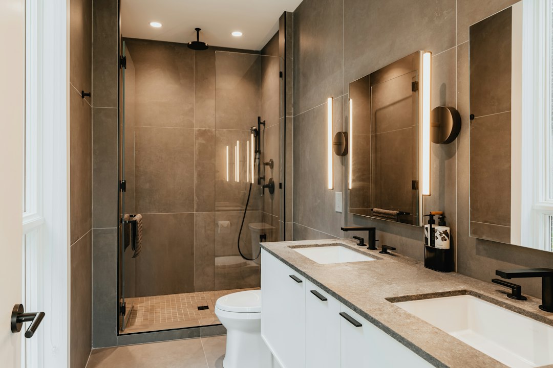 Modernes Badezimmer als Beispiel hochwertiger Sanitärtechnik