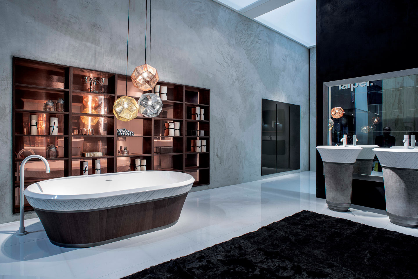 Großzügiges Designbad mit freistehender Wanne und warmen Materialien – Inspirationsbild