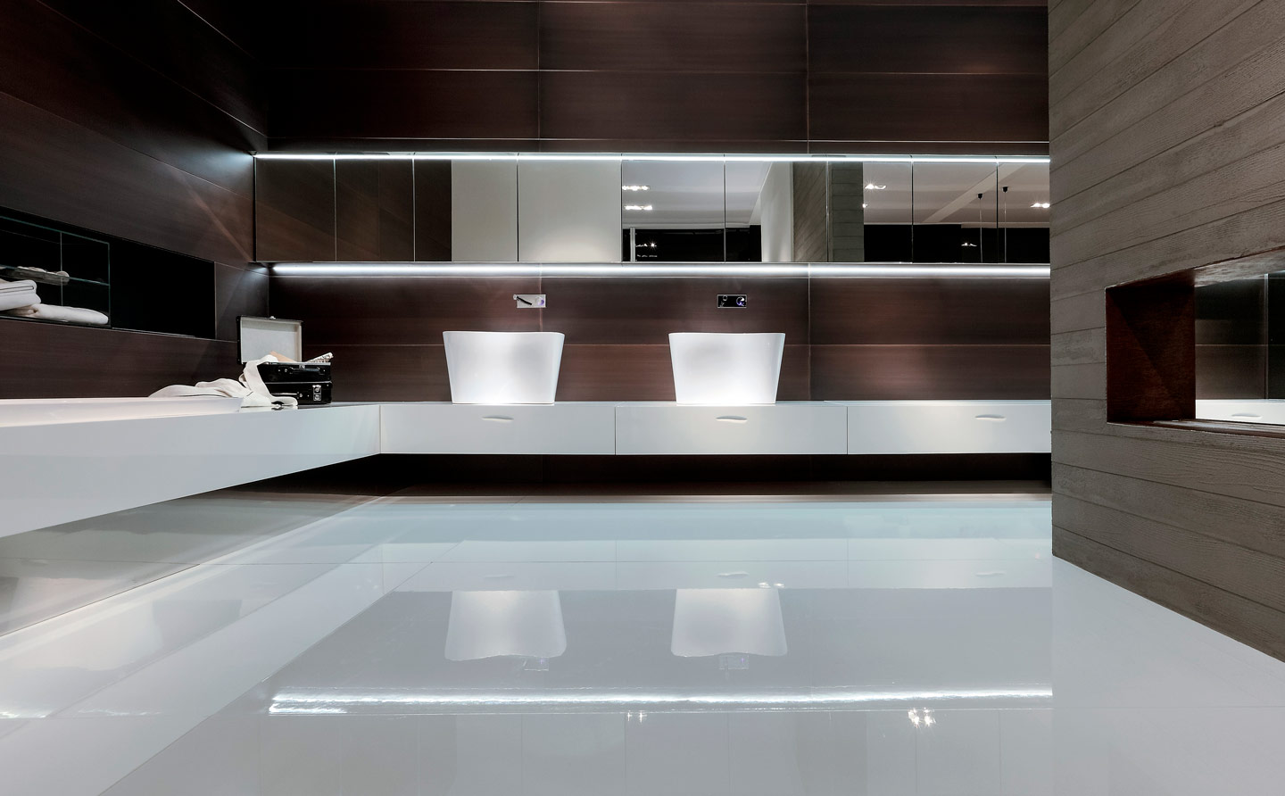 Modernes Badezimmer mit durchdachter Ausstattung und klarer Architektur – Inspirationsbild