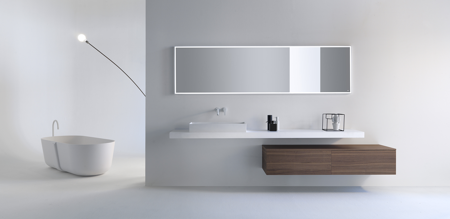 Badmöbel und freistehende Wanne – Originalmotiv